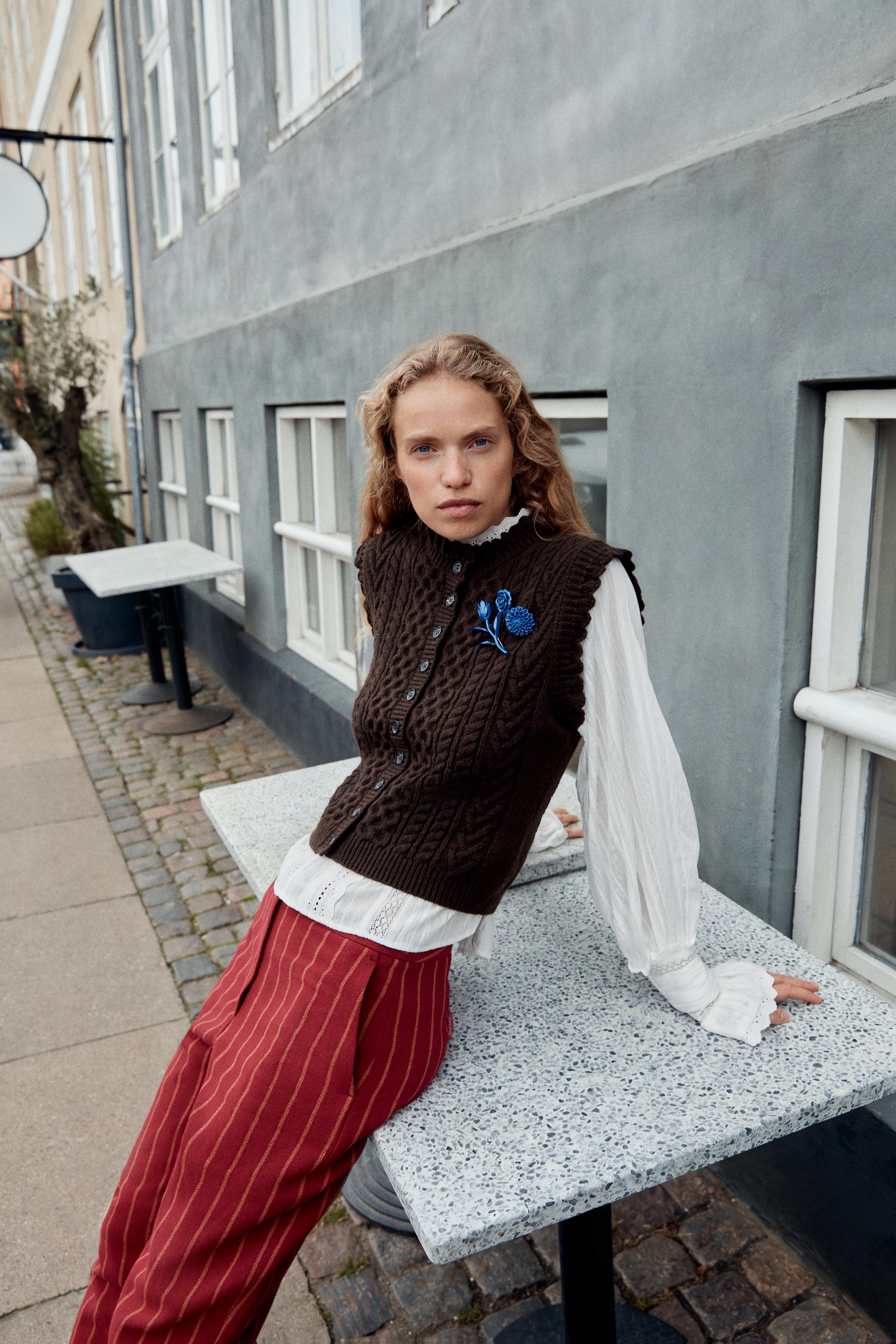 GILET EN MAILLE TORSADÉE À VOLANTS
